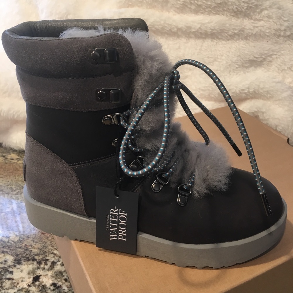 Ugg Viki cold weather boot - New  W’s 6